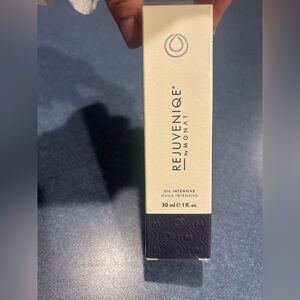 MONAT Rejuveniqe Oil Intensive - Cream and Black